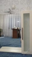 Лот: 989296. Фото: 3. Раковина с тумбой и зеркалом с... Красноярск