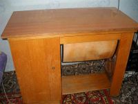 Лот: 935529. Фото: 3. Швейная машина на станине. Бытовая техника