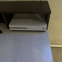 Лот: 15095103. Фото: 5. Xbox one s 1 tb 2 джойстика аккумуляторы...