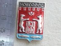 Лот: 20053353. Фото: 3. Значок Новгород 859 красный щит... Коллекционирование, моделизм