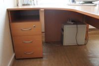 Лот: 3635900. Фото: 3. Стол офисный с тумбой. Мебель