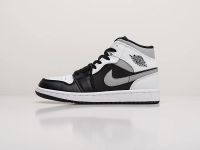 Лот: 17462903. Фото: 2. Кроссовки Nike Air Jordan 1 Mid. Женская обувь