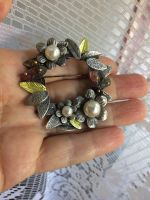 Лот: 10261746. Фото: 2. Брошь с жемчужинками и цветочками. Ювелирные изделия, бижутерия, часы