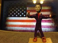 Лот: 4916479. Фото: 2. Фигурка президента США Барака... Новый год!