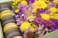 Лот: 6947517. Фото: 2. FlowerBox с макарунами (гербера... Цветы, букеты