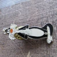 Лот: 24695644. Фото: 2. Значок Кот Сильвестр, персонаж... Значки, медали, жетоны