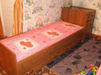 Лот: 650761. Фото: 2. детская кровать с тумбой + матрас. Детская мебель