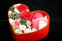 Лот: 7185397. Фото: 2. FlowerBox с макарунами (Роза... Цветы, букеты