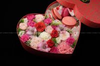 Лот: 7465243. Фото: 2. FlowerBox с макарунами (альстромерия... Цветы, букеты