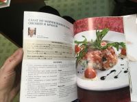 Лот: 20058003. Фото: 6. Салаты. Авторские рецепты от знаменитых...