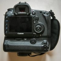 Лот: 3026798. Фото: 3. Батарейная ручка BG-E11 Canon... Фото, видеокамеры, оптика