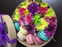 Лот: 7121718. Фото: 2. FlowerBox с макарунами (хризантема... Цветы, букеты