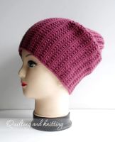 Лот: 10311837. Фото: 2. Вязаная шапка брусничного цвета. Женская одежда
