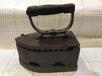 Лот: 19261130. Фото: 2. Старинный утюг угольный, чугунный. Антиквариат