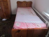 Лот: 8482974. Фото: 2. кровать полутороспальная деревянная... Мебель для спальни