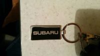 Лот: 6621311. Фото: 2. Брелок Subaru, сталь + кожа. Сувениры, подарки
