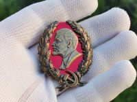 Лот: 25527890. Фото: 2. Нагрудный знак Ленин в венке винт... Значки, медали, жетоны