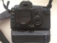 Лот: 8317665. Фото: 2. Фотоаппарат Canon 5D + батарейный... Фотокамеры