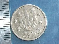 Лот: 8107284. Фото: 6. Монета 2,5 эскудо Португалия 1983...