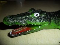 Лот: 6328450. Фото: 3. Крокодил резиновый с пищалкой. Дети растут