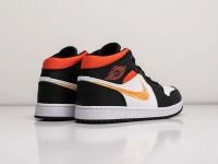 Лот: 18954681. Фото: 3. Кроссовки Nike Air Jordan 1 Mid. Одежда, обувь, галантерея