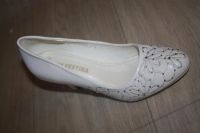 Лот: 6130516. Фото: 2. Туфли белые со стразами. Женская обувь