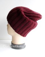 Лот: 10311825. Фото: 2. Вязаная шапка цвета бордо. Женская одежда