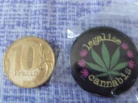 Лот: 1834515. Фото: 3. значок "cannabis legalise". Сувениры, подарки