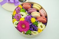 Лот: 6924003. Фото: 3. FlowerBox с макарунами (хризантема... Сувениры, подарки