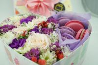 Лот: 6924239. Фото: 5. FlowerBox с макарунами (гвоздика...