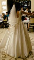 Лот: 13370108. Фото: 2. Атласное свадебное платье. Свадебная мода