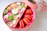 Лот: 7563589. Фото: 4. FlowerBox с макарунами (альстромерия... Красноярск