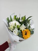 Лот: 25707772. Фото: 2. Белый букет с лилией и подсолнухом. Цветы, букеты