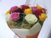 Лот: 4884793. Фото: 2. Букет из 15 разноцветных роз... Цветы, букеты