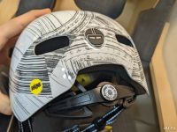 Лот: 18477853. Фото: 3. Офигенный шлем Nutcase для BMX... Спортивные товары
