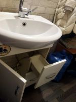 Лот: 20332131. Фото: 2. Раковина с тумбой, с краном и... Сантехника, водопровод