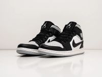 Лот: 20278369. Фото: 2. Кроссовки Nike Air Jordan 1 Mid. Мужская обувь