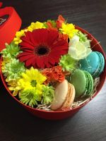 Лот: 7121774. Фото: 2. FlowerBox с макарунами (гербера... Цветы, букеты