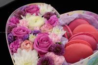 Лот: 7360340. Фото: 3. FlowerBox с макарунами (Роза... Сувениры, подарки