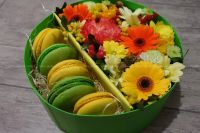 Лот: 7148337. Фото: 2. FlowerBox с макарунами (Гербера... Цветы, букеты
