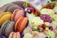 Лот: 6947384. Фото: 5. FlowerBox с макарунами (хризантема...