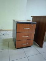 Лот: 25063995. Фото: 4. Стол офисный + 2 тумбы. Красноярск