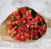 Лот: 8171674. Фото: 2. Букет из 15 кустовых роз В стильной... Цветы, букеты