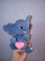 Лот: 10930690. Фото: 3. Вязаная игрушка - Слонёнок с сердцем... Красноярск