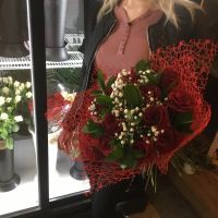 Лот: 11524723. Фото: 3. Шикарный букет из свежих красных... Сувениры, подарки