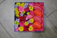 Лот: 7353956. Фото: 2. FlowerBox с макарунами (роза... Цветы, букеты