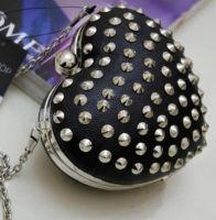 Лот: 3402785. Фото: 3. Клатч в форме сердца с клепками. Одежда, обувь, галантерея