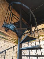 Лот: 12770933. Фото: 2. Лестница из металла винтовая лофт. Срубы и конструкции