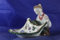 Лот: 25633304. Фото: 2. Украинка с ковром статуэтка фарфоровая... Антиквариат