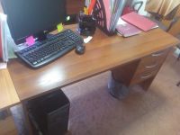 Лот: 11877927. Фото: 2. Стол письменный с тумбой цвет... Офисная мебель и домашние кабинеты